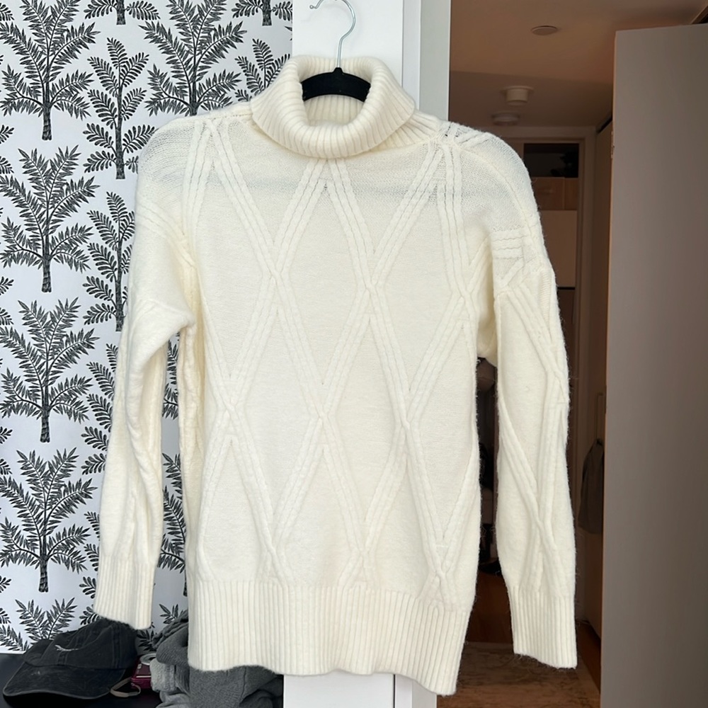 Cream/ Off white turtle neck sweater 🤍